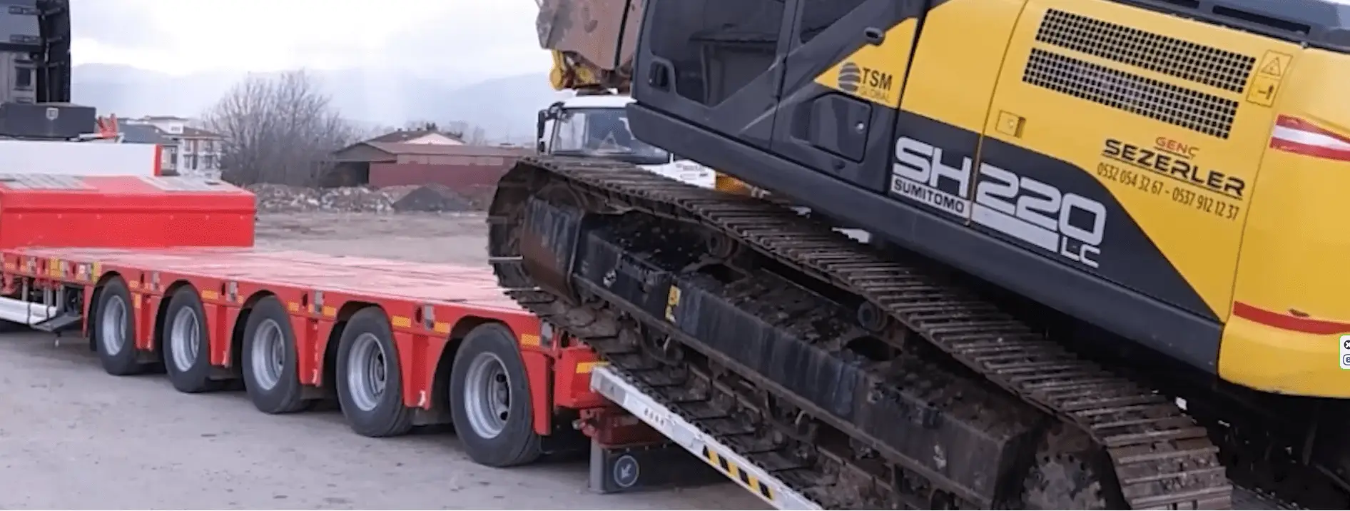 excavator-loading-on-aluminium-loading-ramps